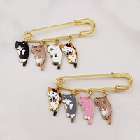 Брошь с котиками