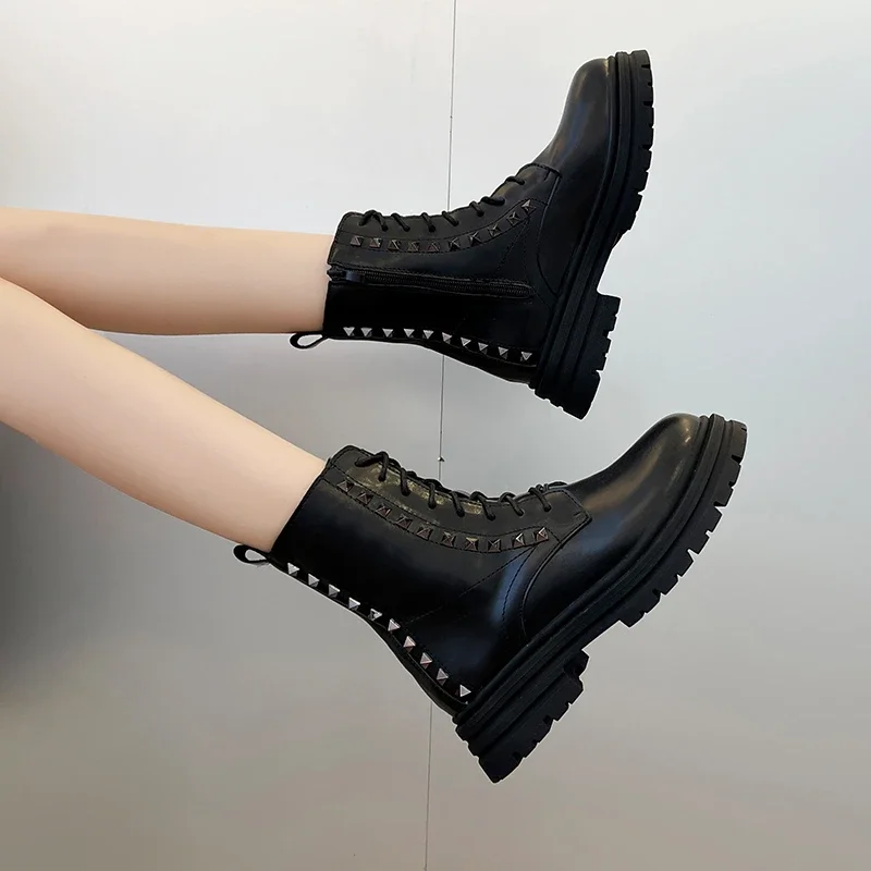 Женские ботинки с заклепками черные матовые женские зимние мотоциклетные