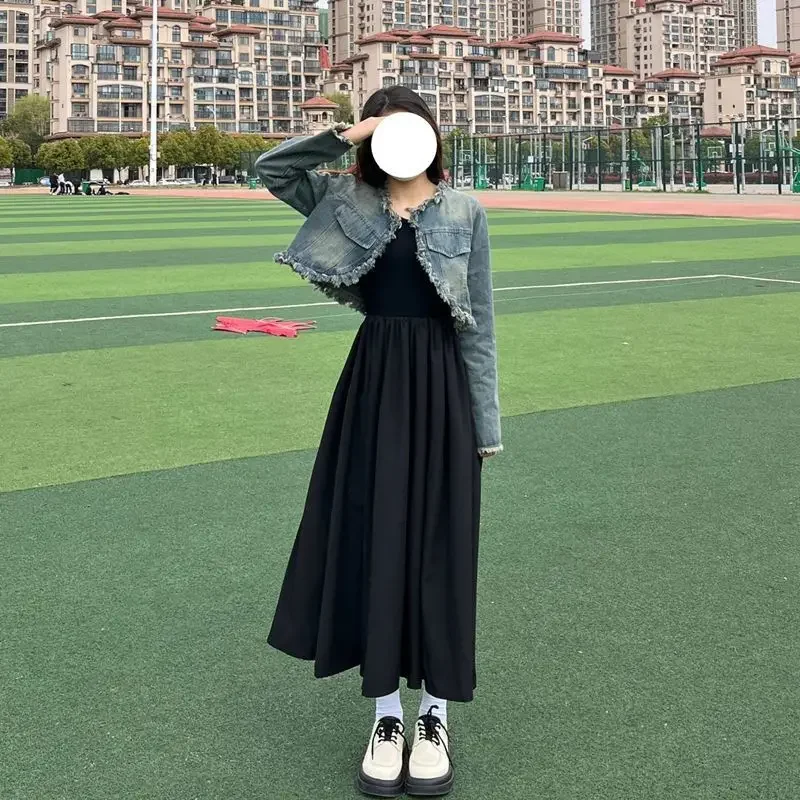 Элегантный винтажный укороченный джинсовый жакет и утягивающее платье с