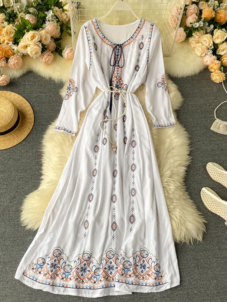 

Женское платье в богемном этническом стиле, длинное платье с цветочной вышивкой и круглым вырезом, праздничное пляжное платье со шнуровкой ...