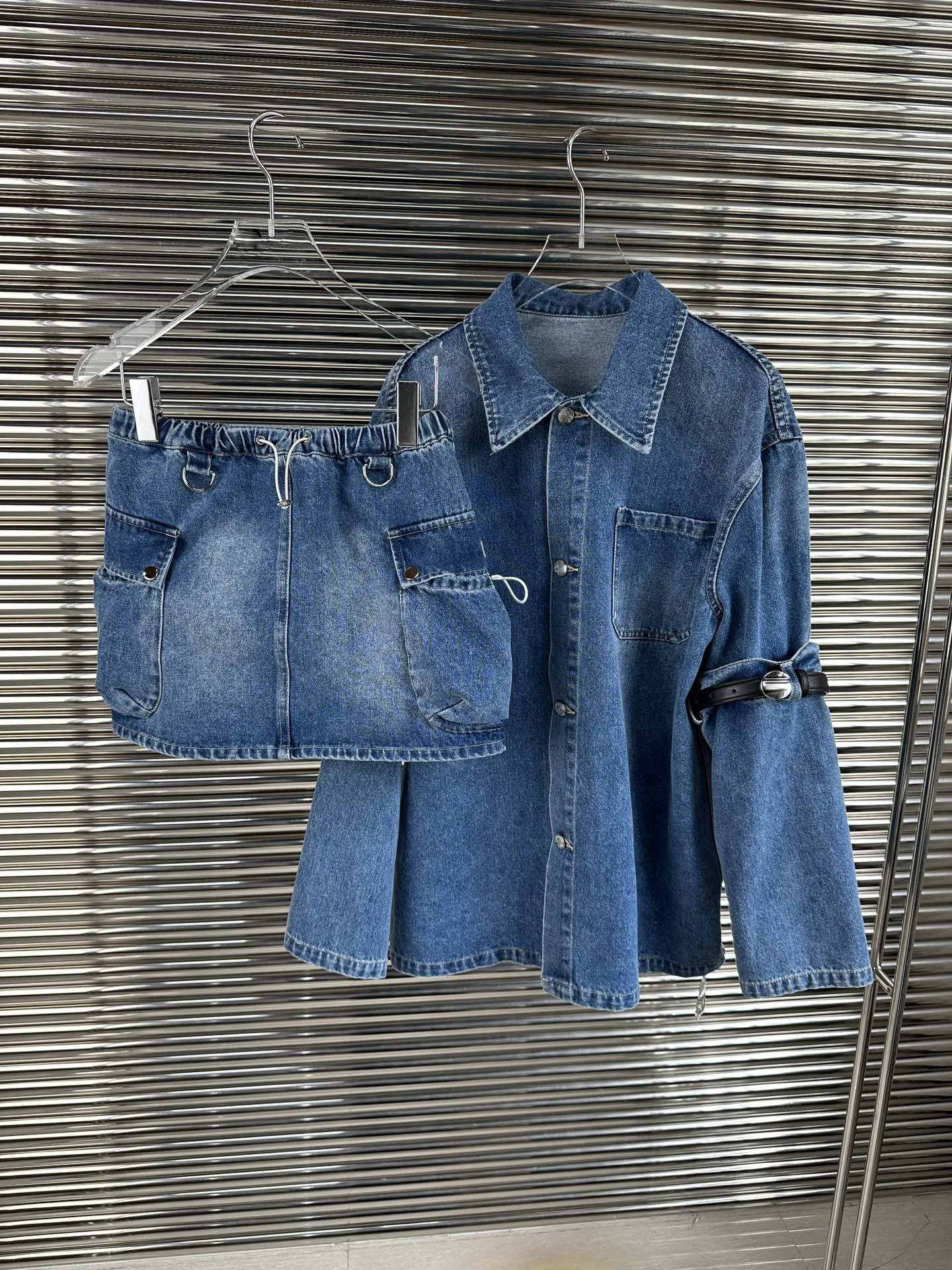 Джинсовая рубашка с маленьким поясом