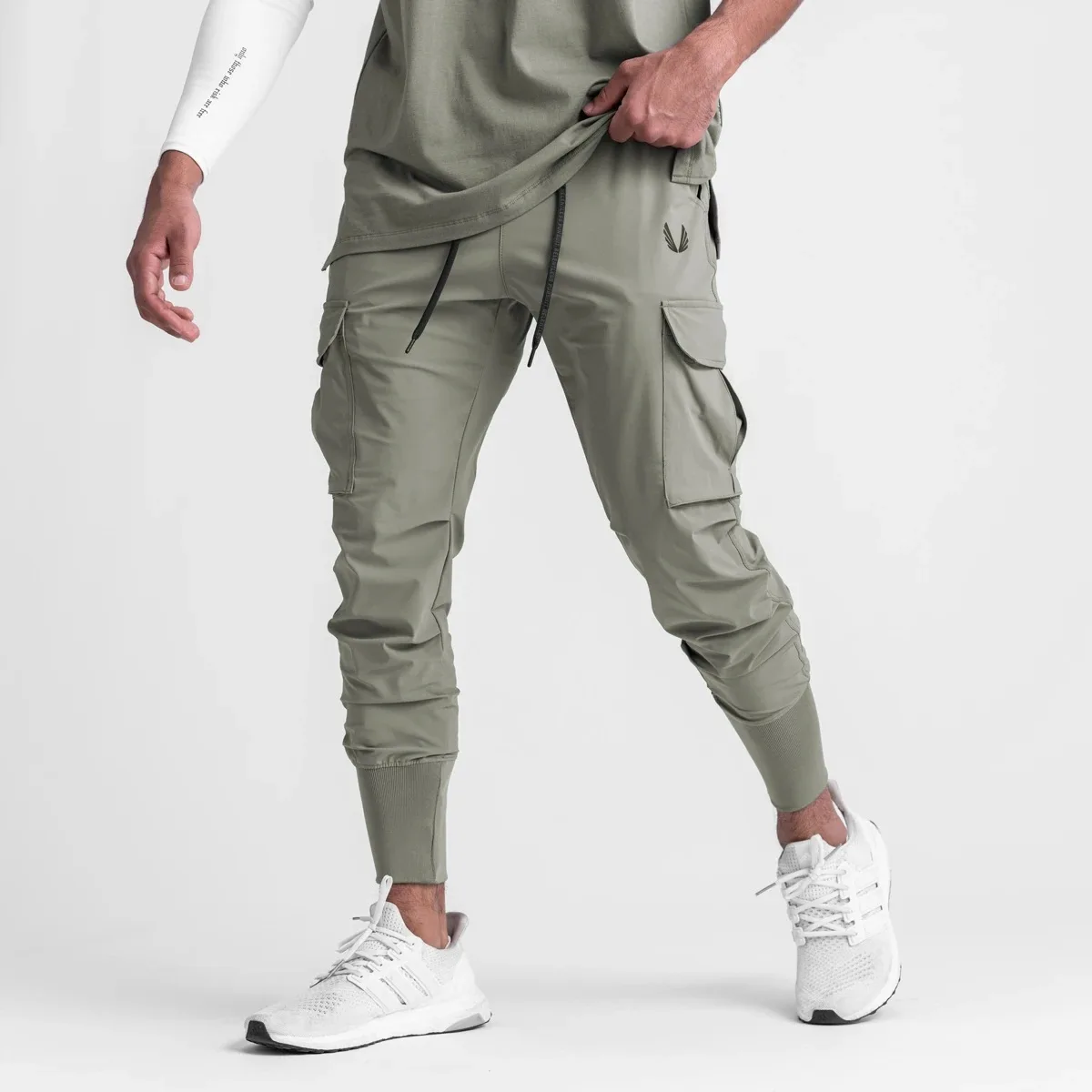 

Summer Men's Fitness Trousers Outdoor Running Training Loose Stretch Pants Joggers Fast Dry Sports Pants Multi-pocket Pants