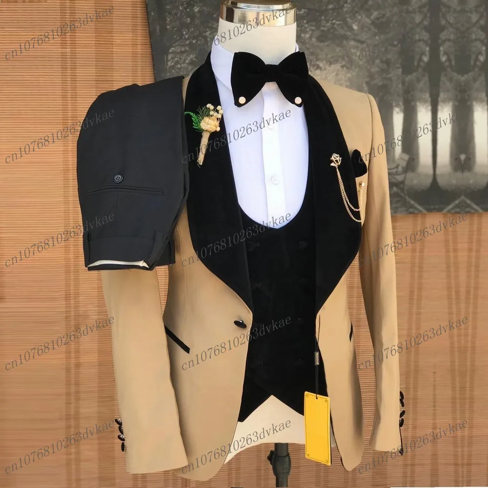 Шампанское и бежевый деловой мужской костюм для жениха свадебной вечеринки