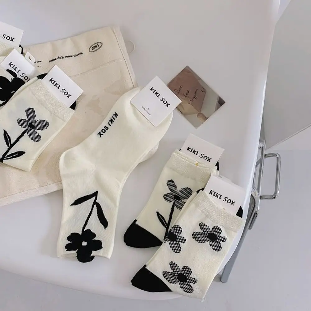 

Носки женские в Корейском стиле, модные белые носки средней длины в стиле Харадзюку, с черным цветочным принтом, подарок для девушек