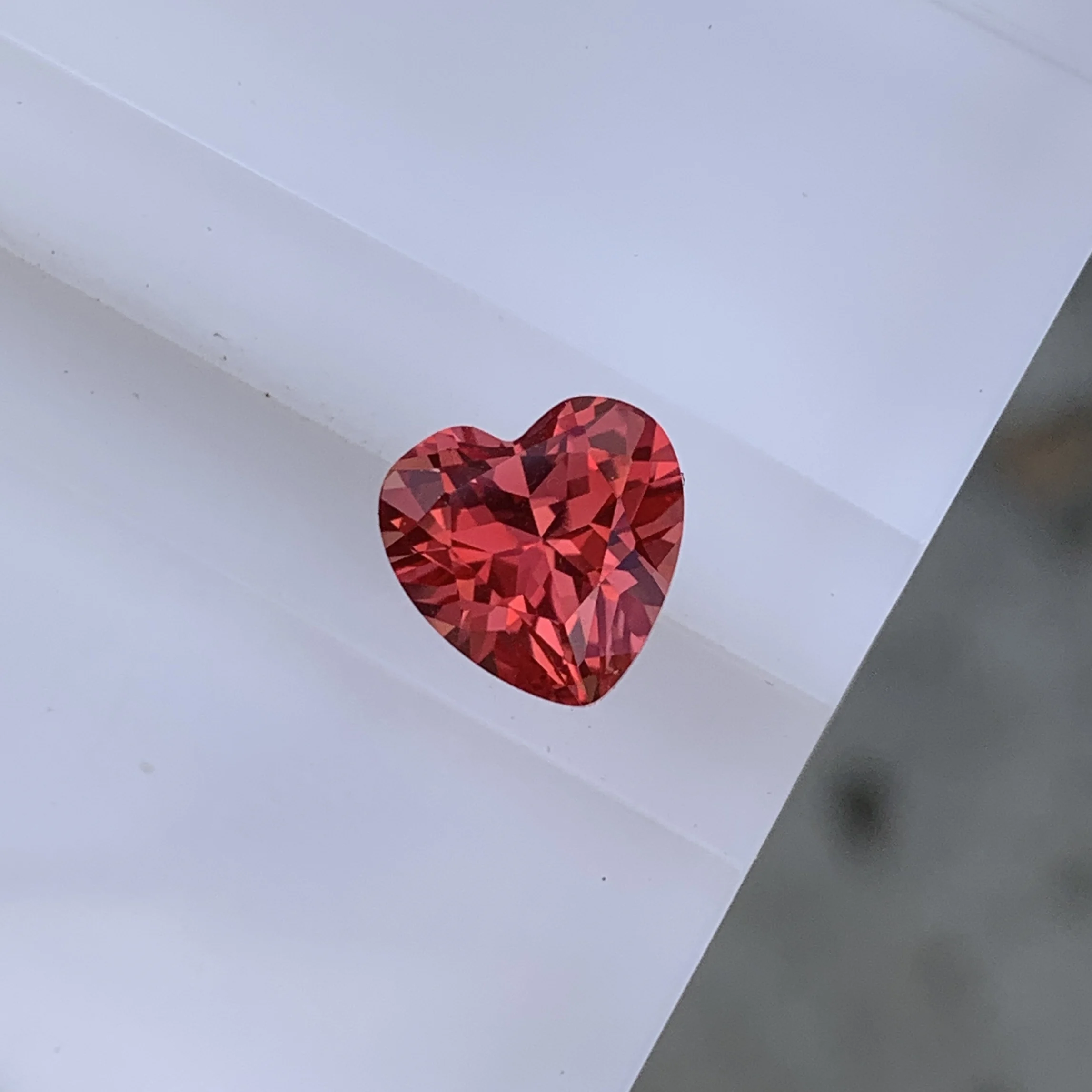Фото Лабораторно выращенный сапфир Padparadscha цвета Fire Lotus, огранка в форме сердца, качество VVS, свободный камень для изготовления обручальных колец и ювелирных изделий. №5