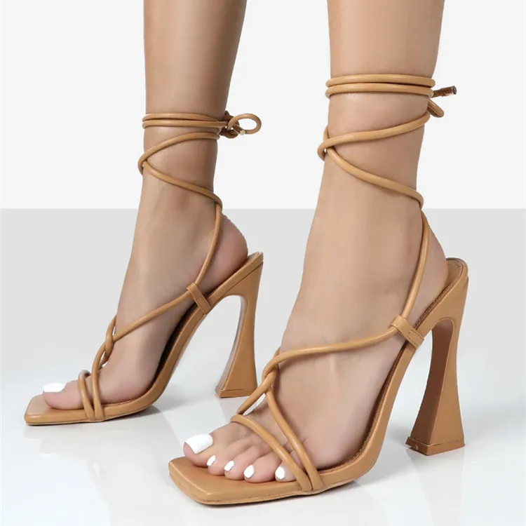 Пикантные женские туфли на высоком каблуке-шпильке с ремешками и острым носком |