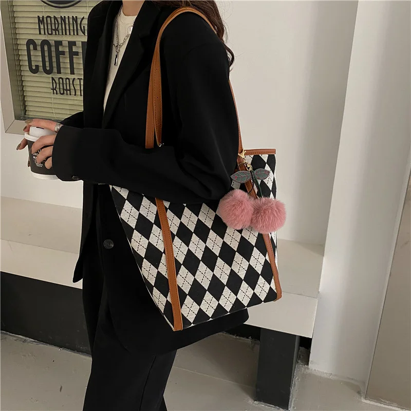 

Lingge design bag female 2021 new fashion messenger bag autumn winter net red leisure texture portable bucket bag