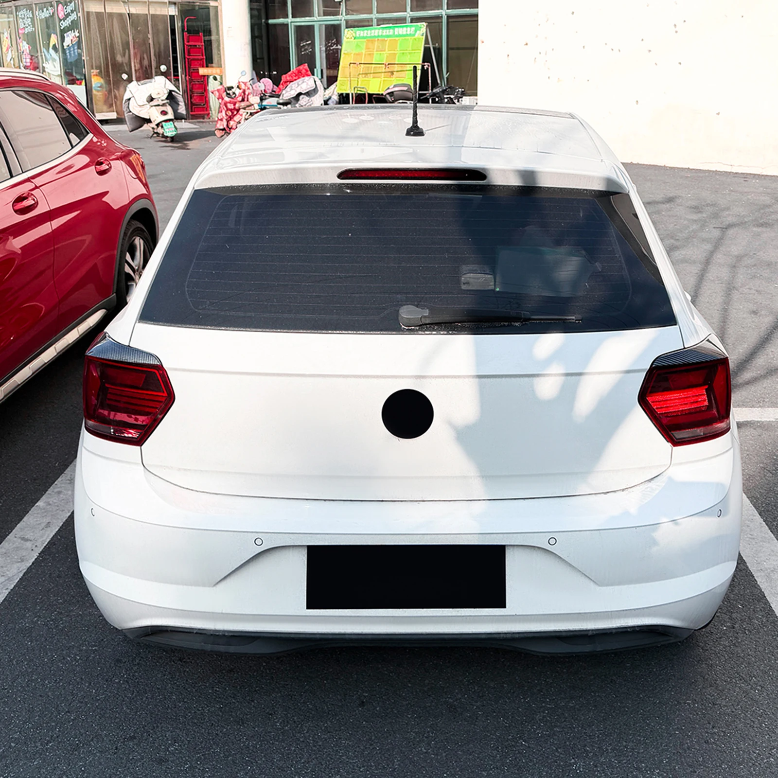 Фото Для Volkswagen Polo MK6 2018-2021: Накладка на задний фонарь (ресничка/кожух), защитная полоса для стайлинга экстерьера автомобиля №5