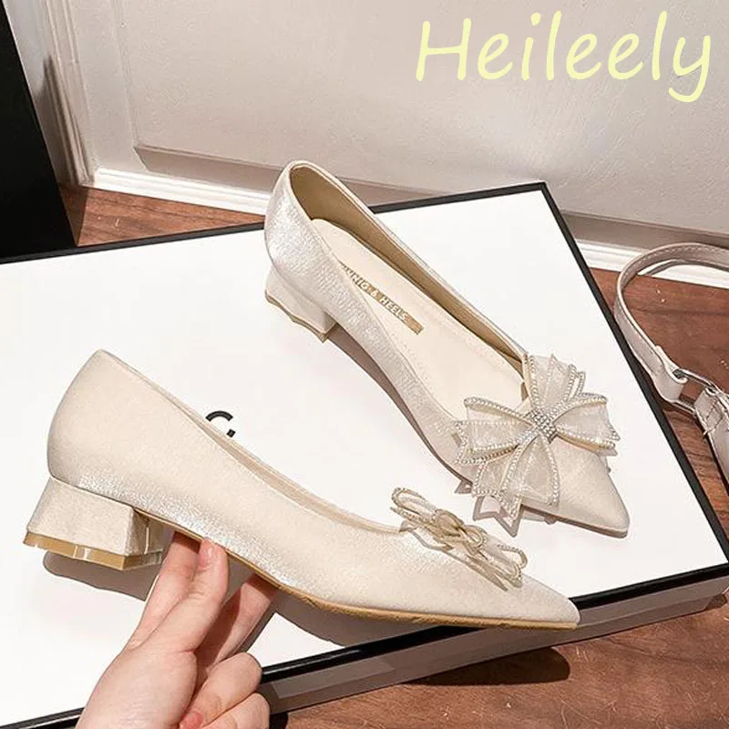 

Женская атласная обувь на низком каблуке, с бантом и острым носком