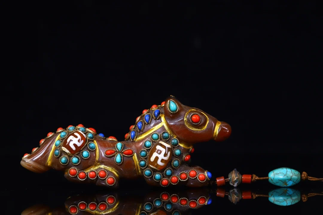 

Коллекционные тибетские бусины Dzi ручной работы в виде старой буддийской лошади, инкрустированные полудрагоценными камнями, высота 4,5 см, ширина 11 см