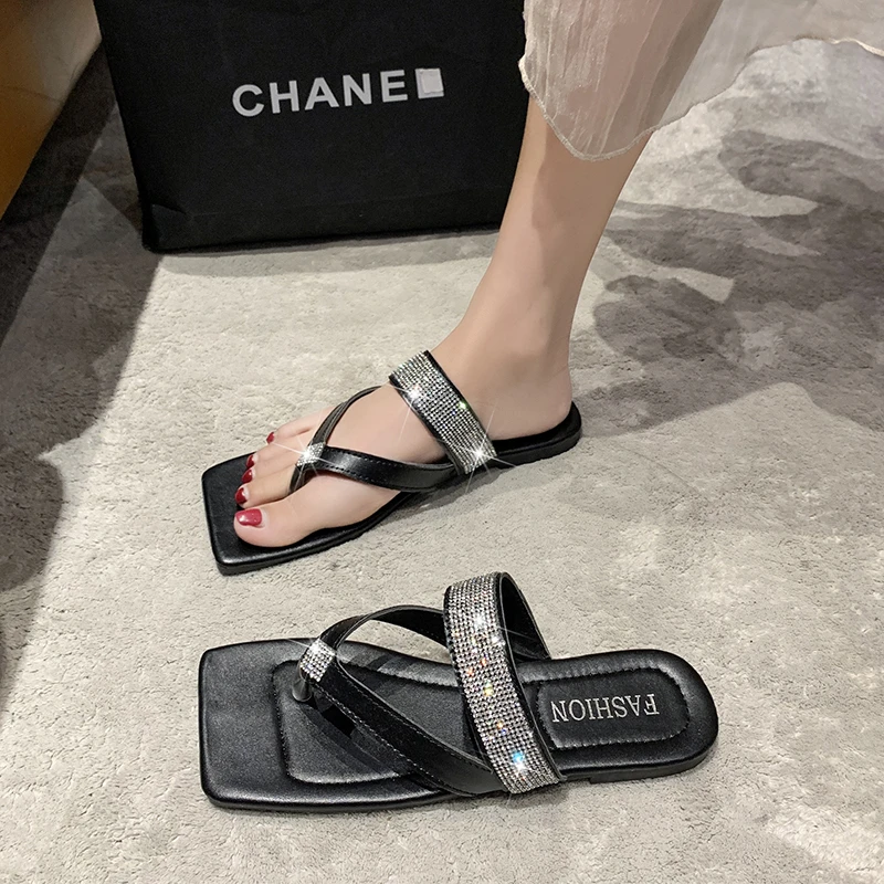 

Rubber Flip Flops 2022 New Casual Low Glitter Slides Shale Female Beach Square Toe Shoes Hawaiian Luxury Diamonds Bling Slippers