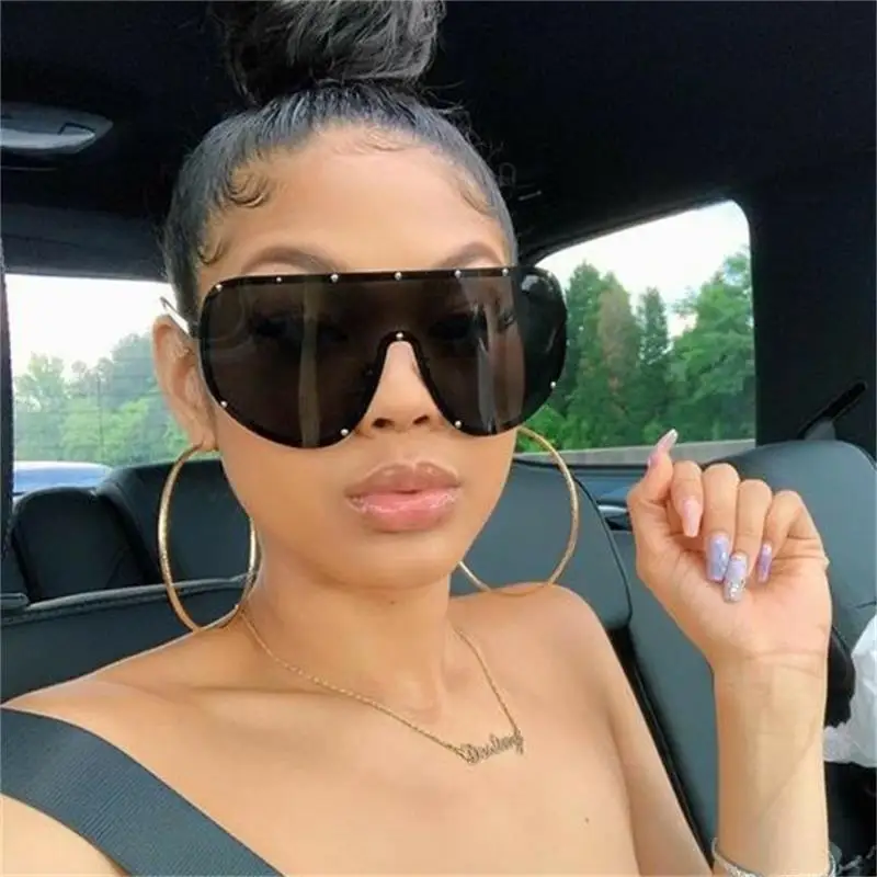 

MYALICE The New Oversized One-piece Polarized Sunglasses Women Rivet Decorate Goggles Men Windproof Trend Outdoor Tourism UV400