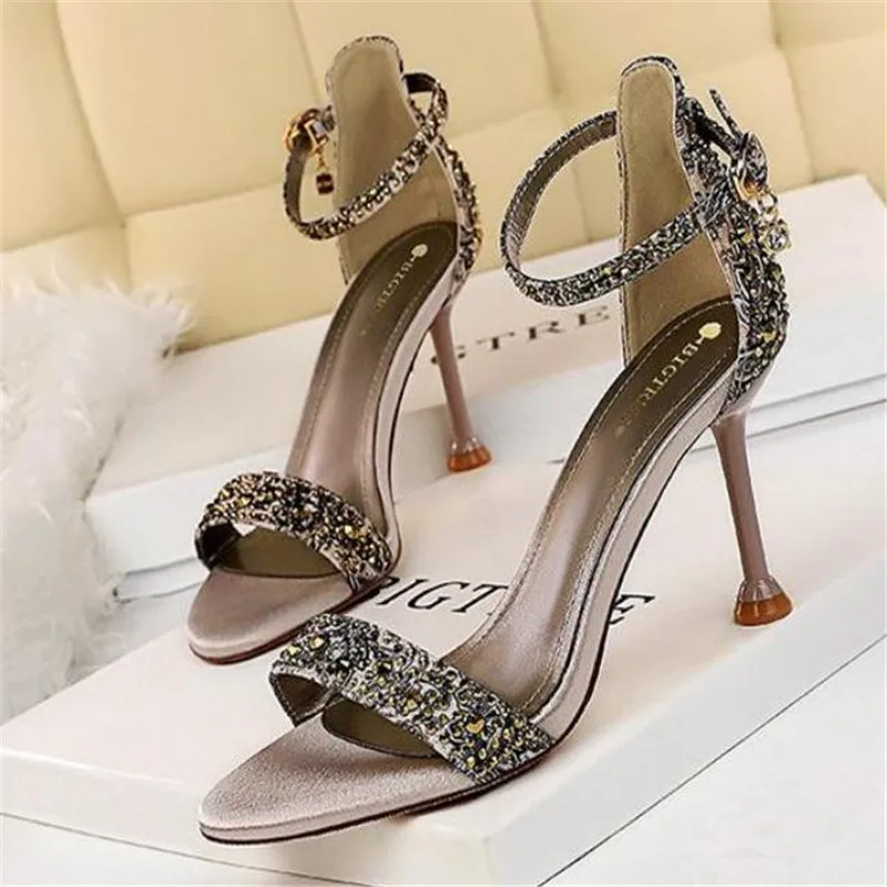 

Европейские и американские стильные ретро летние высокие туфли на тонком высоком каблуке с открытым носком тканевые сандалии Zapatos