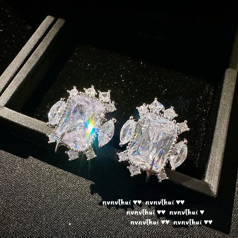 

Женские серьги-гвоздики из серебра 925 пробы с фианитом