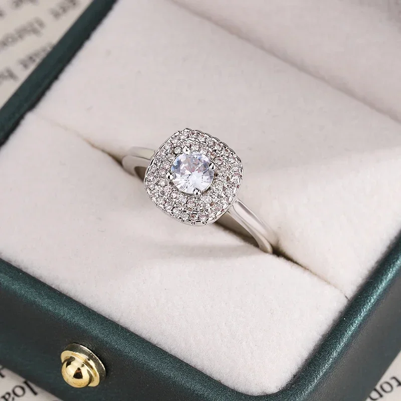 Серебряные кольца с цирконием для женщин