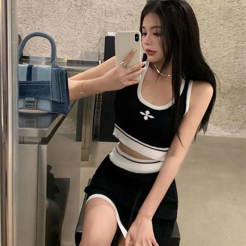 Женский трикотажный костюм с контрастной юбкой и лямкой на шее