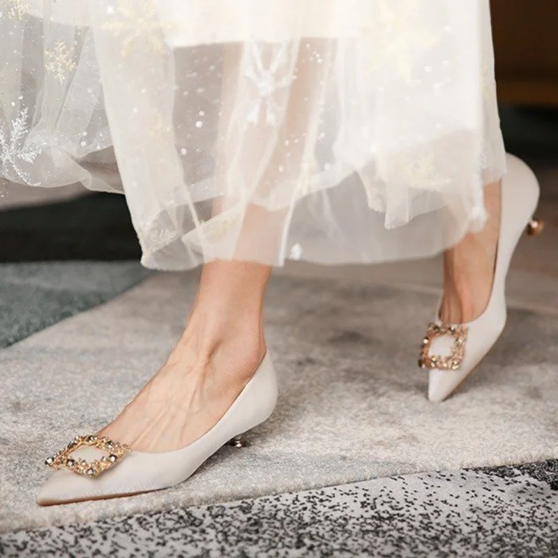 Женские туфли-лодочки с острым носком на высоком тонком каблуке