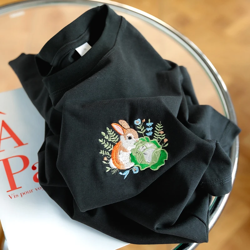 Свободная женская футболка с милой вышивкой кролика новинка весны и лета 2025 года