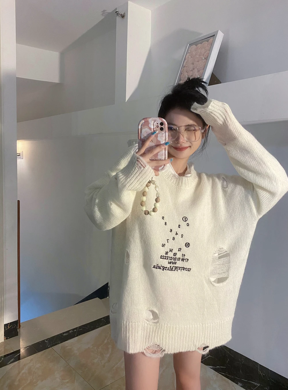 

2023FW Loose Knit Mm6 Margiela Embroidery Sweater Men Woman High Quality Crewneck Vintage Damage Hole Sweatshirts White Pullover