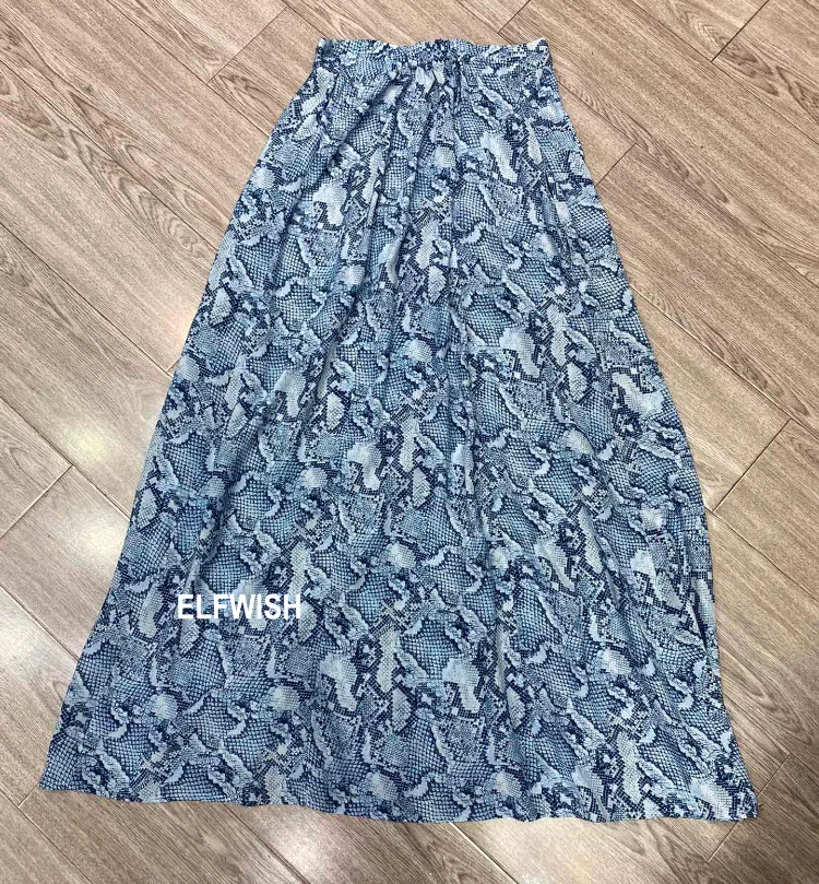 Женская длинная юбка средней длины синяя со змеиным принтом на пуговицах с