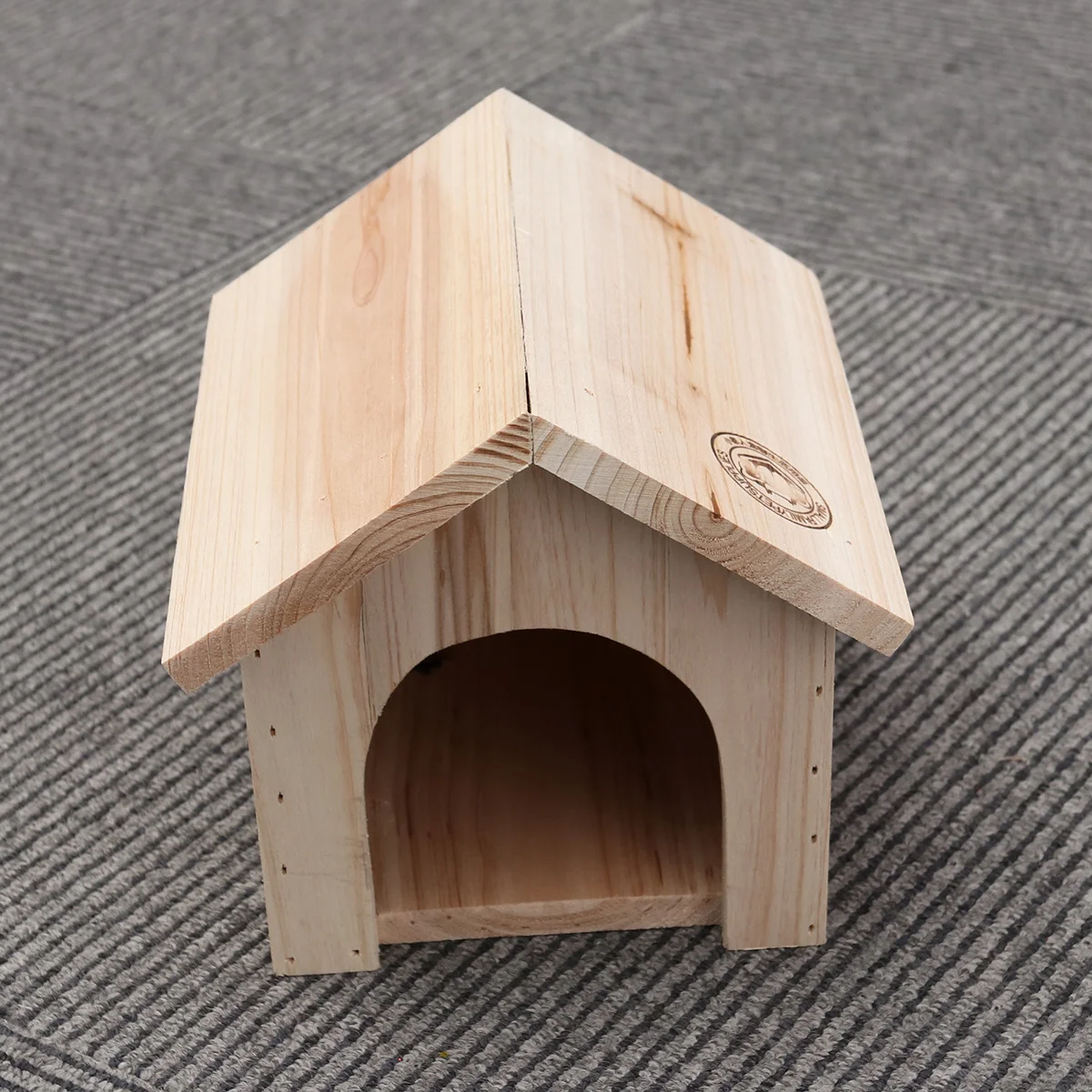 

Chalet Squirrel Triangle Heatstroke Resistant Bite Pet Supplies Wooden
