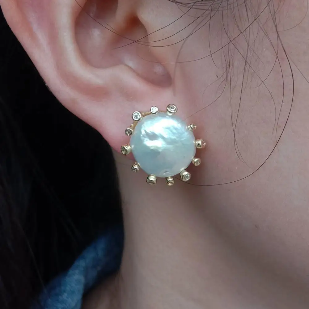 Y · YING культивированные серьги-гвоздики с золотым покрытием и фианитами