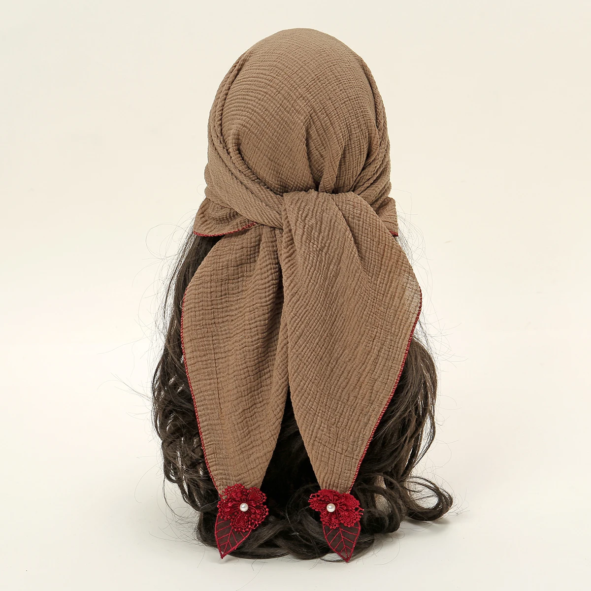 Летний квадратный женский шарф с вышивкой