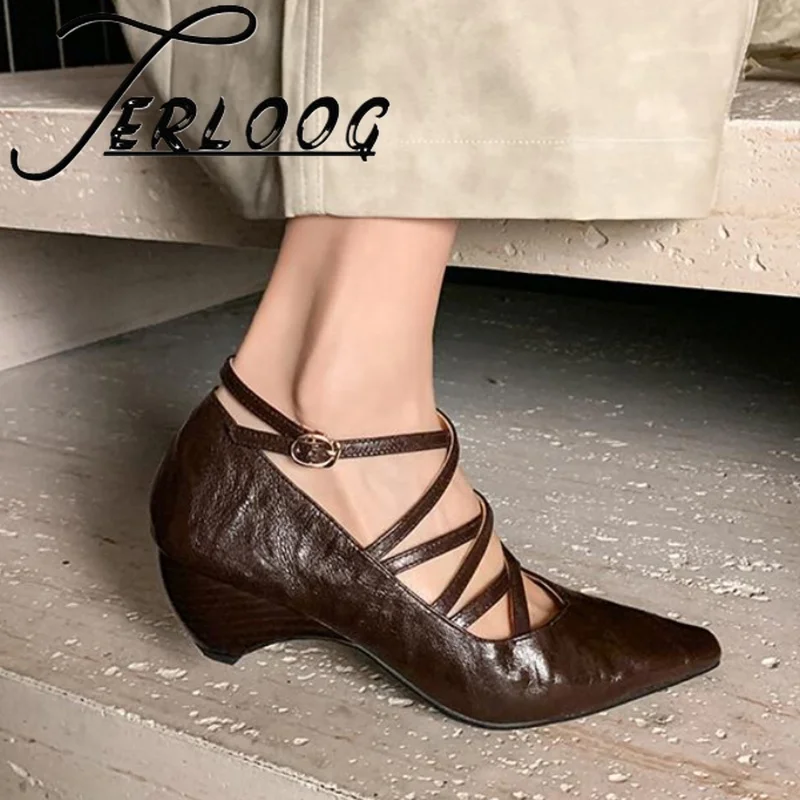 Туфли на каблуке с острым носком. Новые сандалии 2024. Тенденция дизайнерской обуви