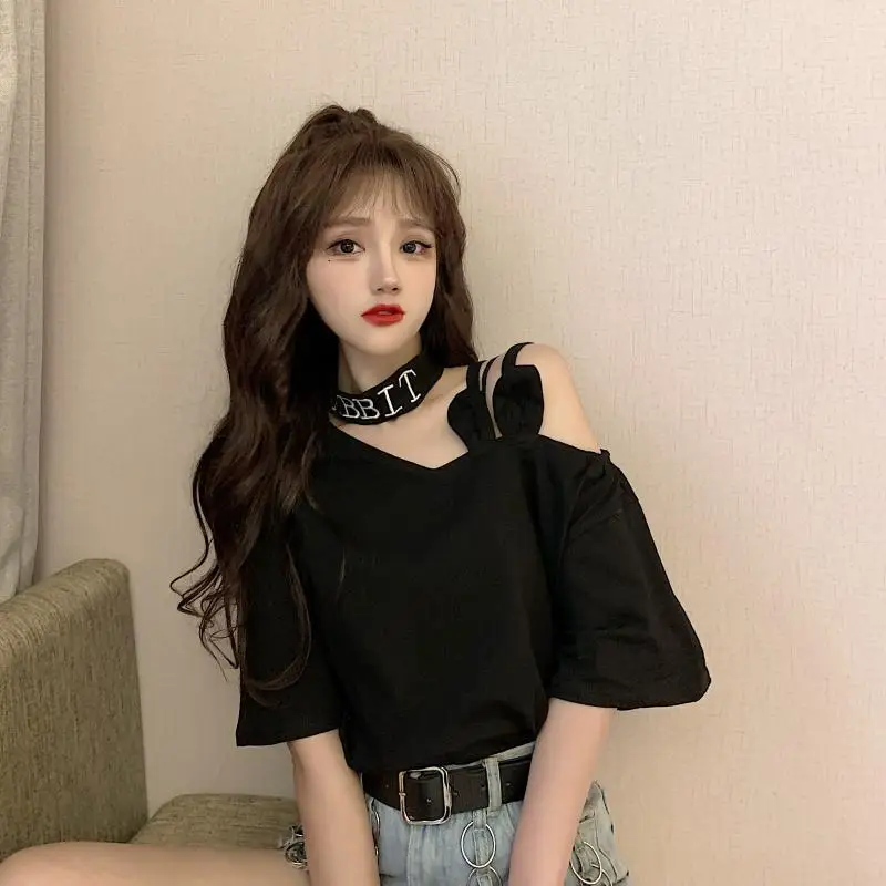 Женская футболка с открытыми плечами и вырезом лодочкой