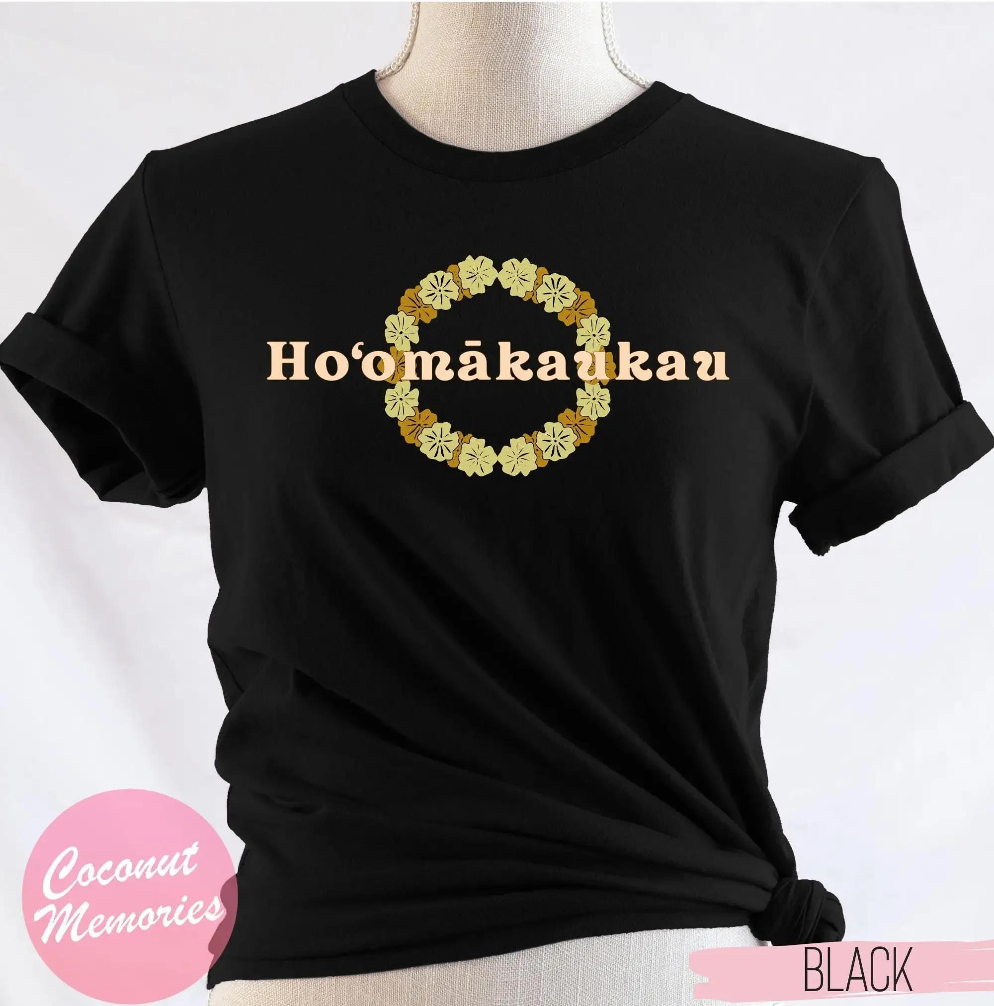 Фото Футболка Hoʻomākaukau с надписью Kumu Hawaiian Teacher Hula ʻŌlelo, на гавайском языке, с тропическим венком №1