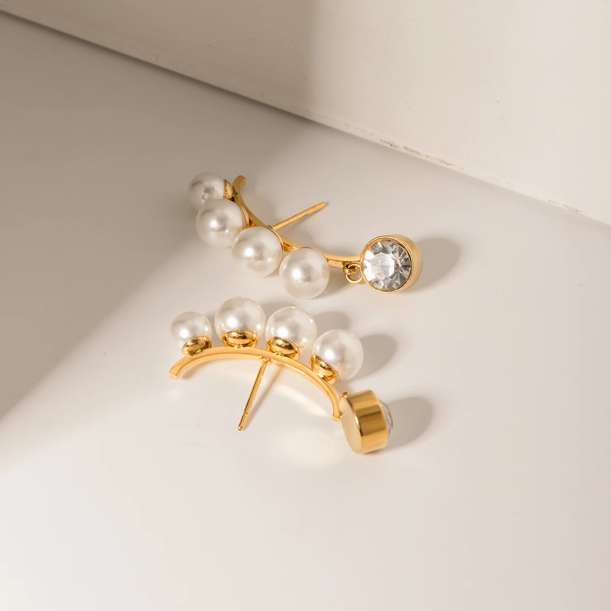 Позолоченные нержавеющие изогнутые жемчужные Подвесные серьги из нержавеющей