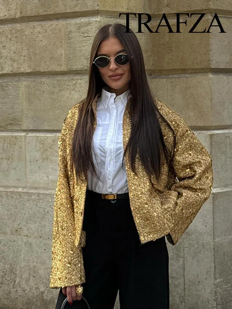 Женская короткая куртка с блестками и украшением