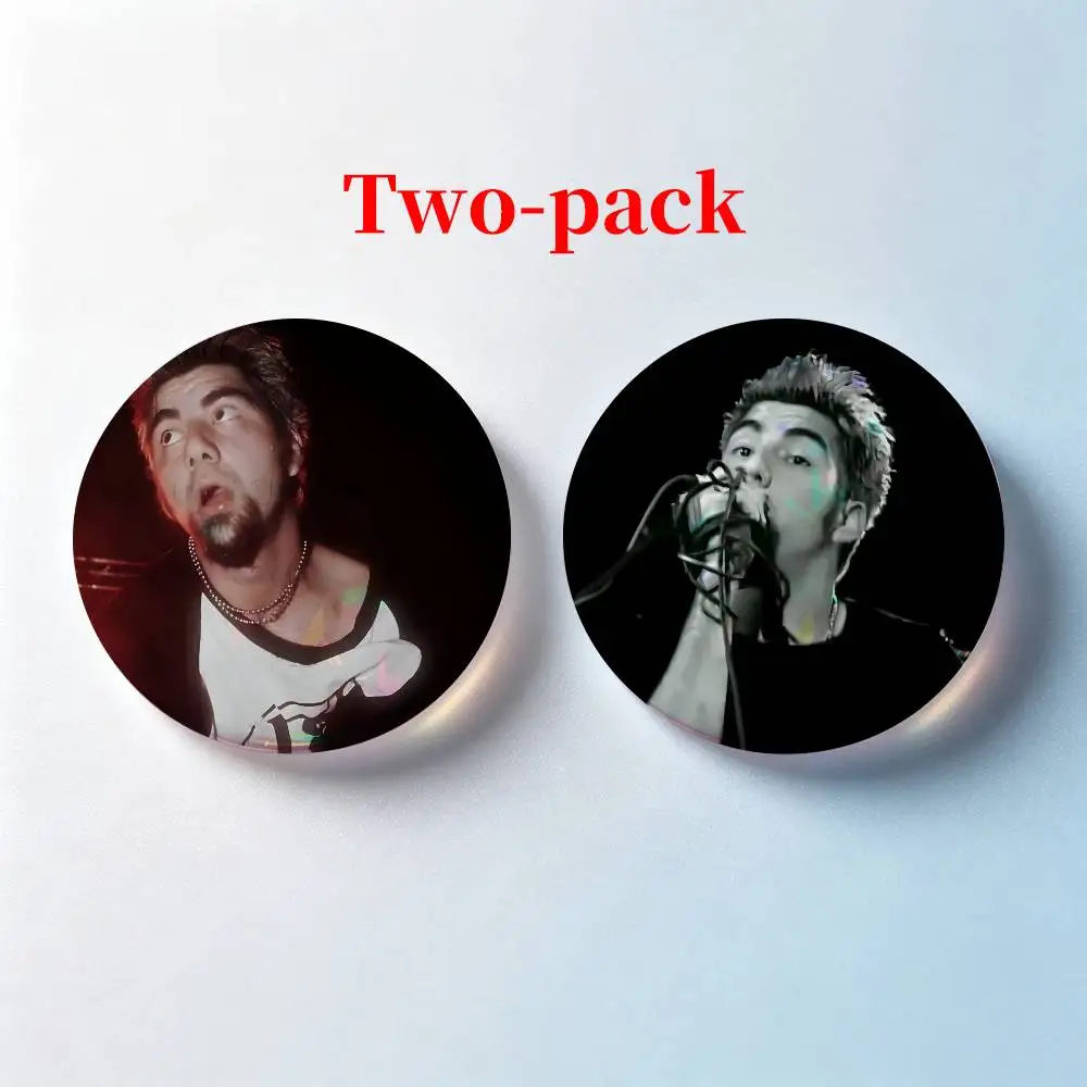 Фото Набор из 2 значков Deftones Chino Moreno, модные броши для женщин и мужчин, аксессуар для рюкзака, сумки, украшение, подарок. №3