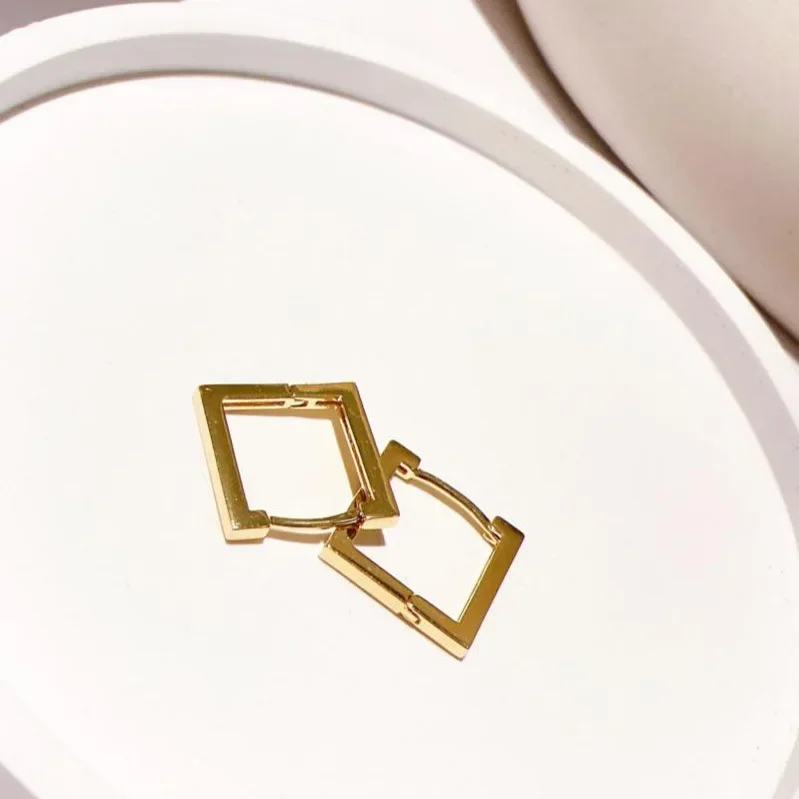 Женские серьги-кольца геометрической формы