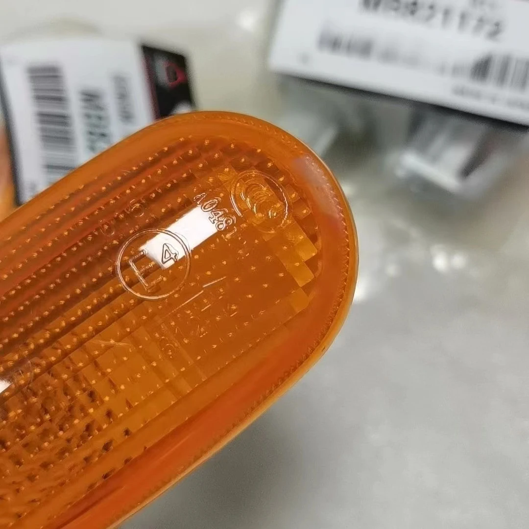 МБ 821172 Боковой фонарь на крыло указатель поворота для Mitsubishi Montero Pajero V31W V32W V33W V43W V45W