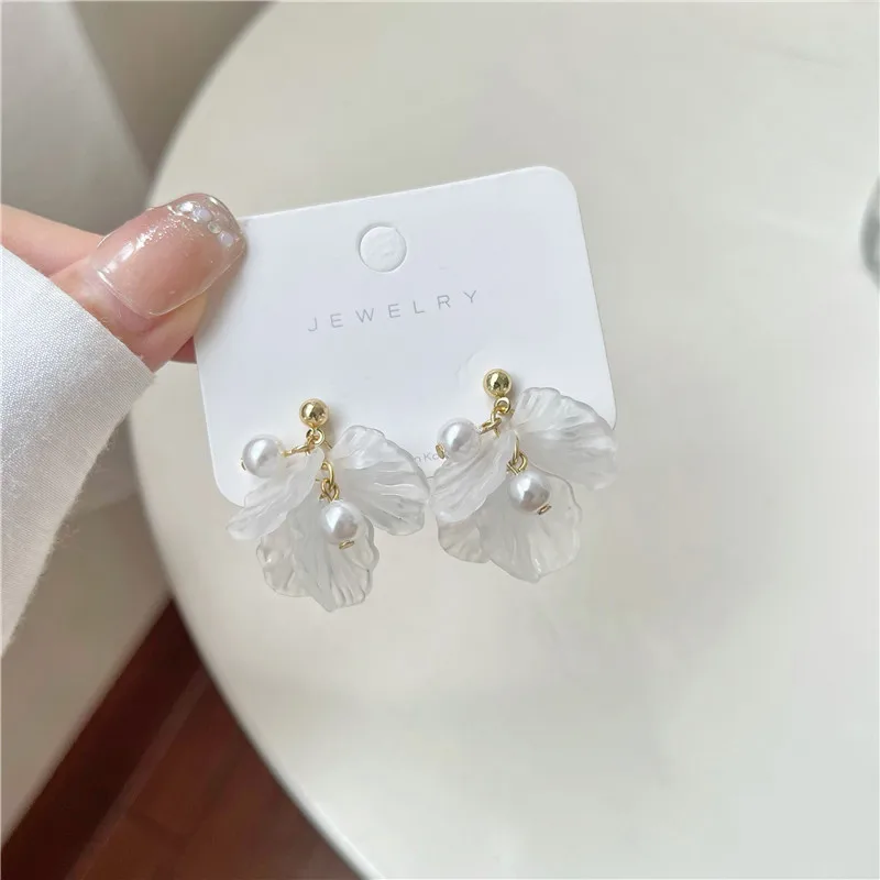 

S925 Silver Needle Korea Sweet Simple Asymmetric Petal Stud Earrings Female Personality Versatile Retro Pearl Earrings Earrings