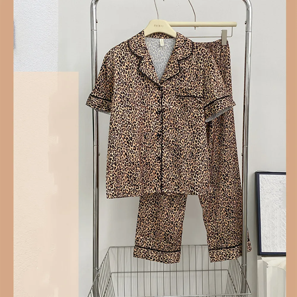 Фото Сексуальные женские пижамы, комплект из 2 предметов, домашняя одежда с леопардовым принтом, пижамный костюм с короткими рукавами и длинными брюками, атласная одежда для сна, домашняя одежда №3