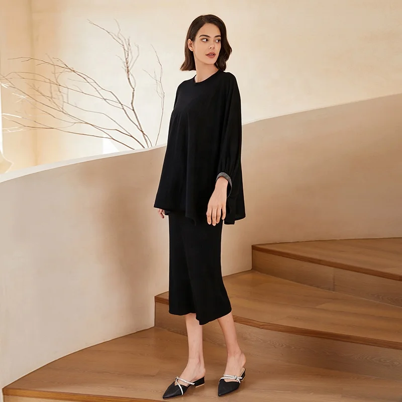 Женский свитер оверсайз с рукавами летучая мышь