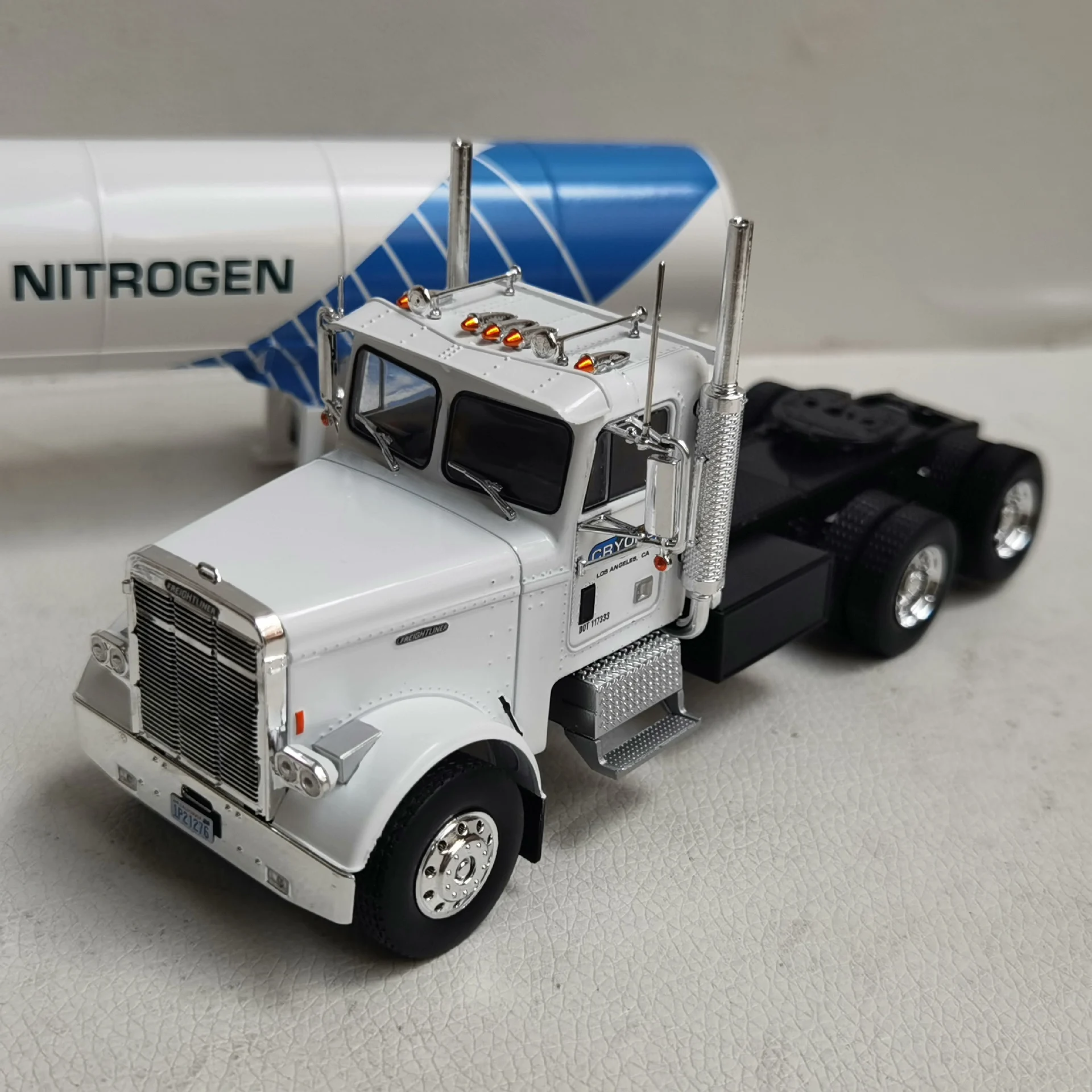 Масляный танкер XO масштаб 1:43 FREIGHTLINER FLC120