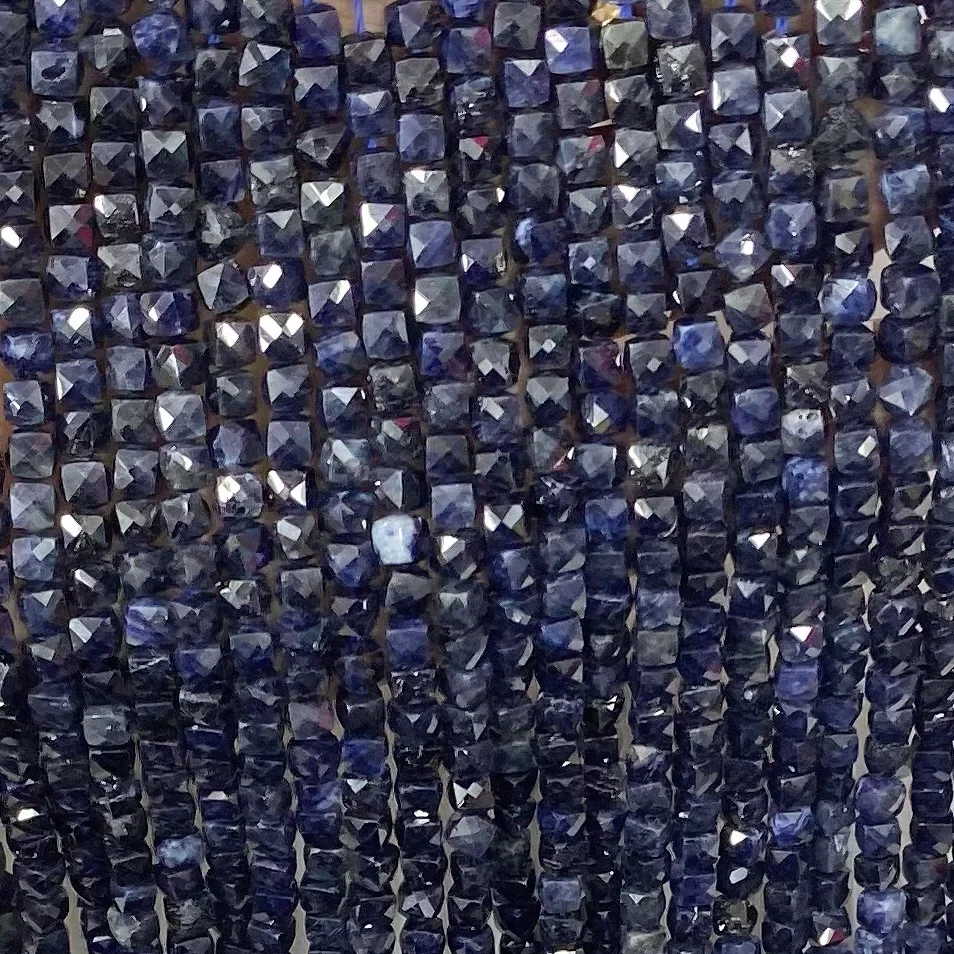 Натуральный сапфир кубическая форма квадратная огранка квадратный граненый