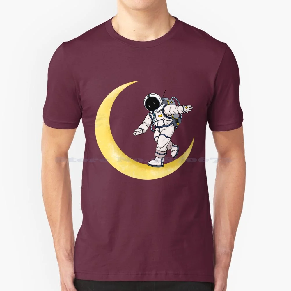 Забавный астронавт двигается вокруг Луны. Футболка из 100% хлопка футболка для