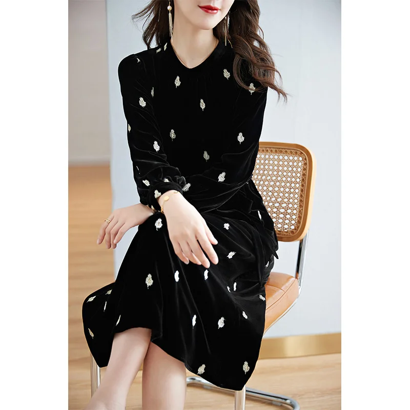 

Velvet dress for women in autumn, noble and foreign, new middle-aged mother's clothing, temperament, waist, silk, long-sleeved