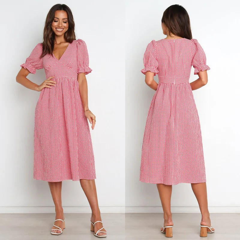 

Женское клетчатое платье с V-образным вырезом и оборками