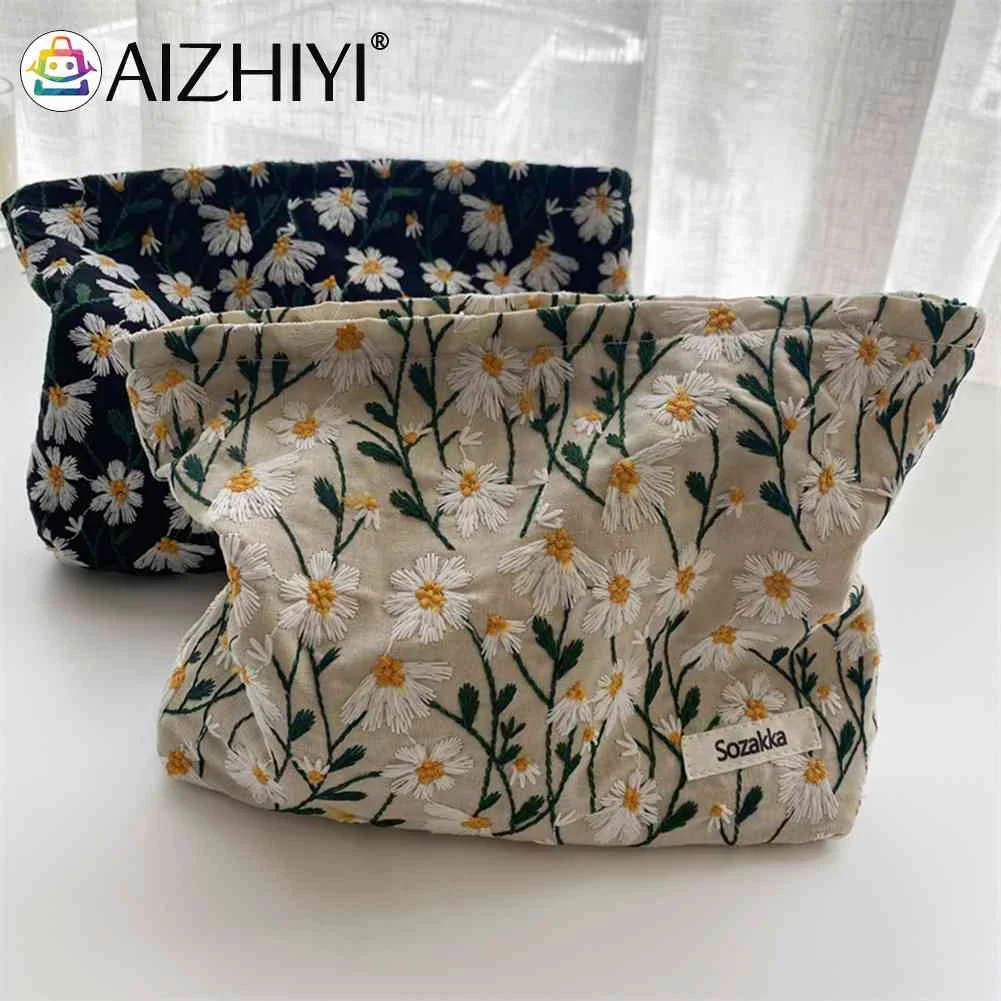 

Daisy Flower Clutch Handbags Embroidery Make Up Purse Canvas Stationery Organizer Zipper Portable for Women Girl for Travel