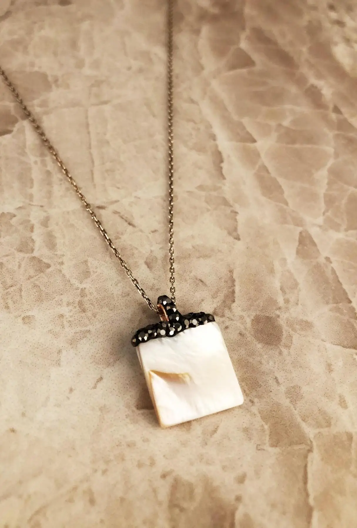 

Женский кулон из серебра с натуральным камнем