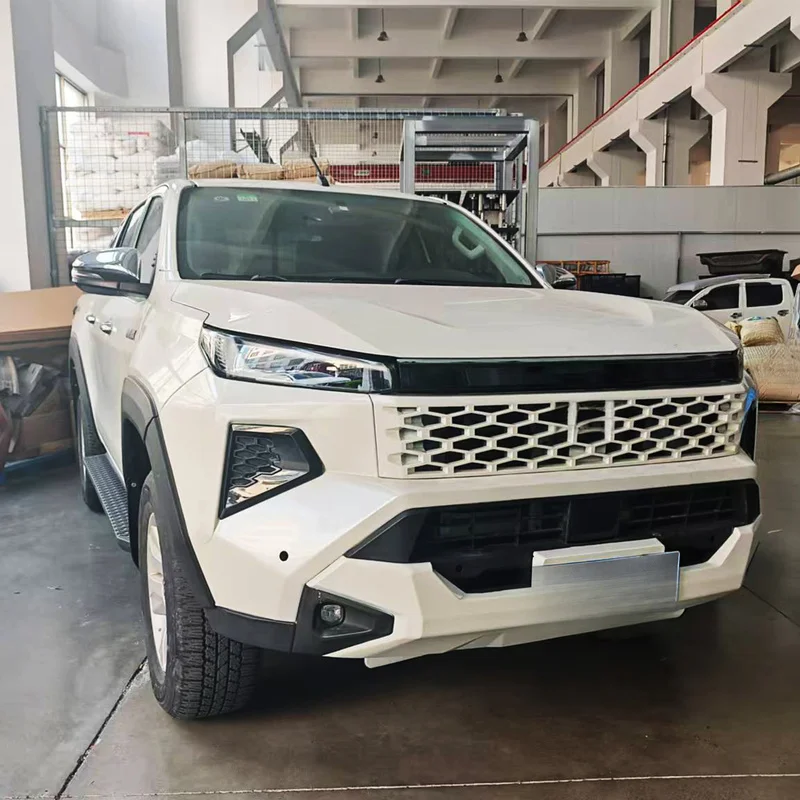 Фото Комплект для внешнего тюнинга Toyota Hilux Revo Rocco 2015-2025: обновление до стиля 2026 Travo (бампер, капот, крылья) №1