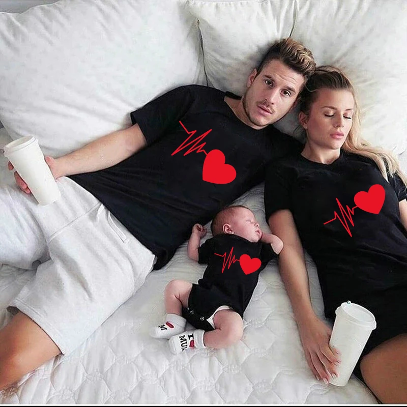 Heartbeat Outfits Christmas Family Matching T-shirt lovely Mom Dad Kids Me Baby Outfit Mother Daughter Son Girl Boys Clothes |