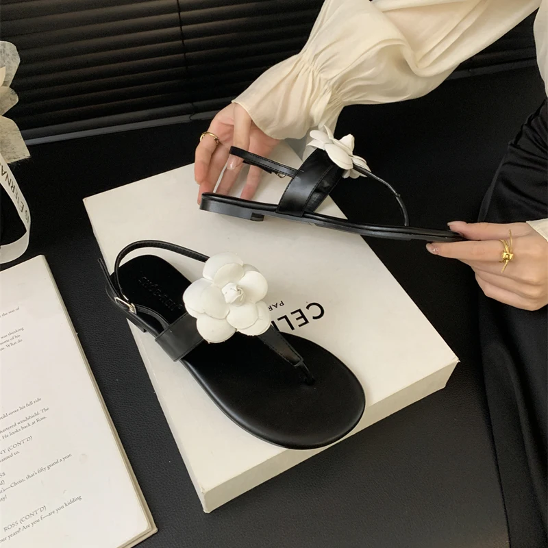 Женские пляжные шлепанцы сандалии на плоской подошве с цветами белые