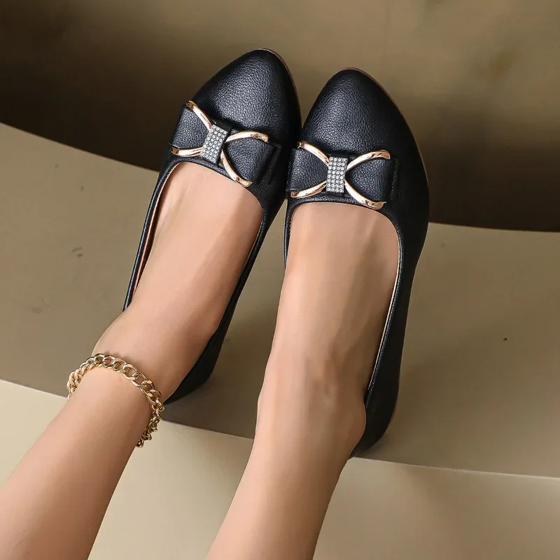 Женские туфли из лакированной кожи с острым носком на плоской подошве