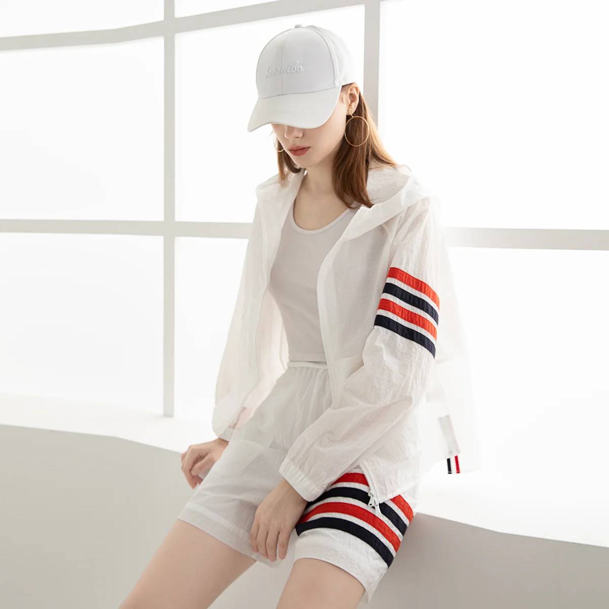 Женская свободная куртка с капюшоном